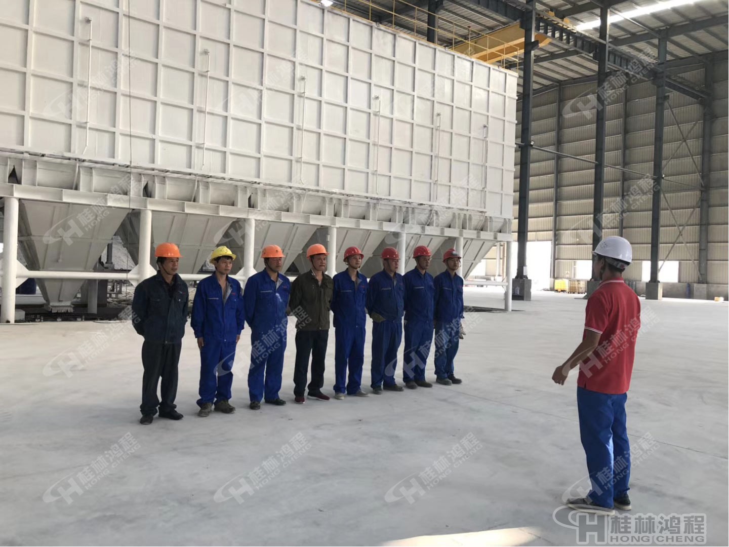 桂林鴻程人造石生產線003號EPC項目總包設備安裝現(xiàn)場 桂林鴻程人造石生產線003號EPC項目總包設備安裝現(xiàn)場