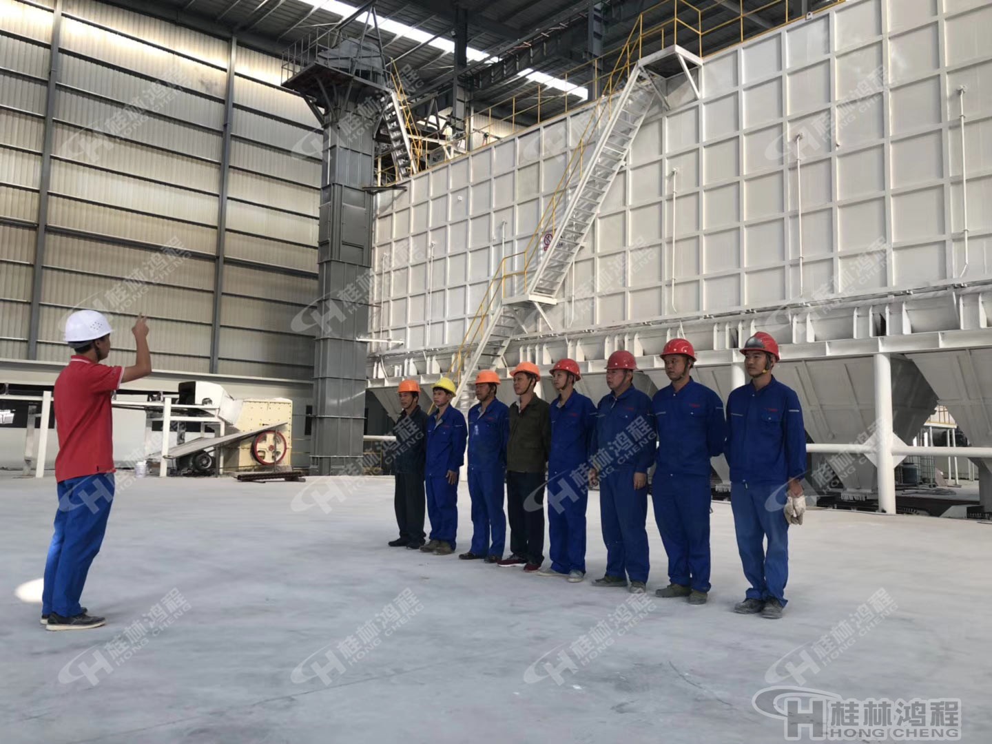 桂林鴻程人造石生產線003號EPC項目總包設備安裝現(xiàn)場 桂林鴻程人造石生產線003號EPC項目總包設備安裝現(xiàn)場