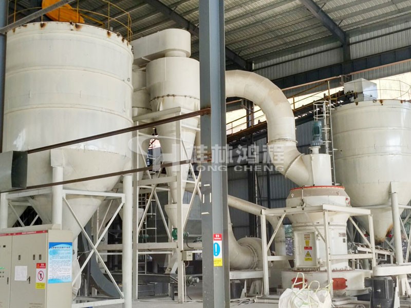 白灰輥磨機(jī)HC1700時(shí)產(chǎn)10噸客戶現(xiàn)場(chǎng) 白灰輥磨機(jī)HC1700時(shí)產(chǎn)10噸客戶現(xiàn)場(chǎng)