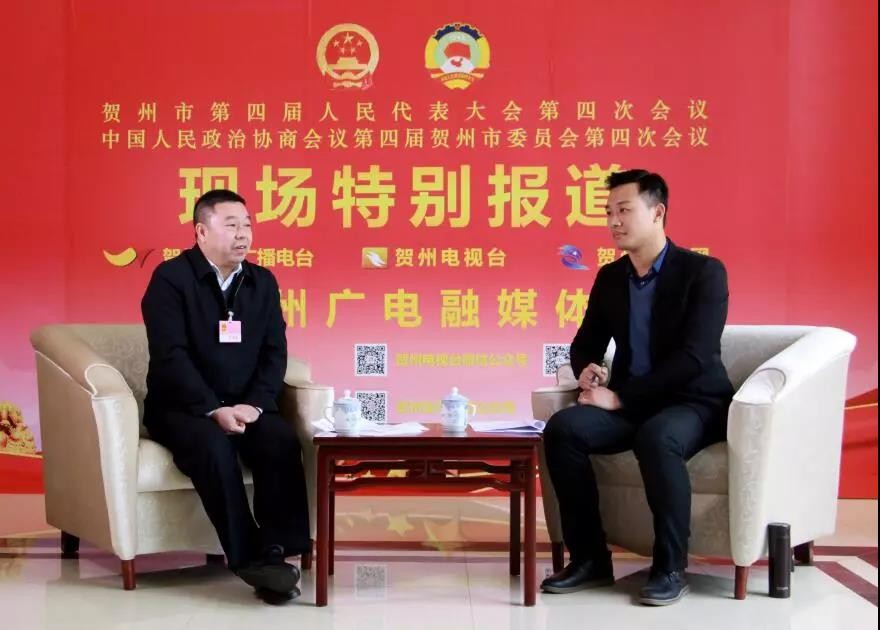 賀州市旺高工業(yè)園區(qū)管委會主任鄒雪群(左一)接受采訪 賀州市旺高工業(yè)園區(qū)管委會主任鄒雪群(左一)接受采訪