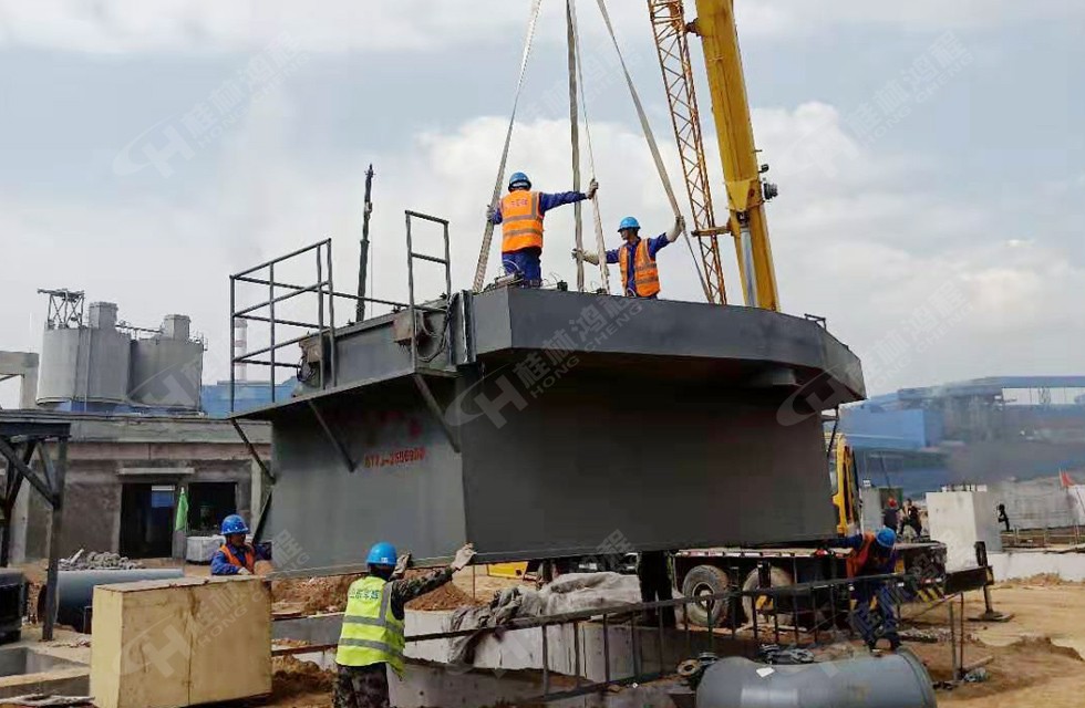 立磨礦粉機(jī)廠家桂林鴻程售后人員在裝卸設(shè)備 立磨礦粉機(jī)廠家桂林鴻程售后人員在裝卸設(shè)備