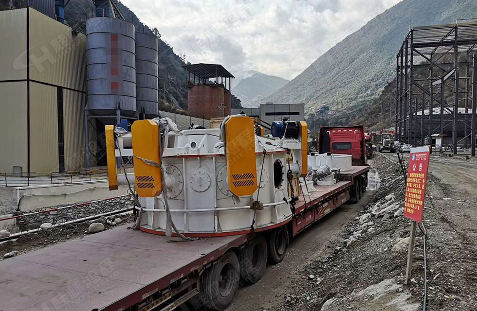 廣西桂林鴻程磨粉機(jī)董事長(zhǎng)容棟國(guó)、總經(jīng)理林總親臨磨機(jī)安裝現(xiàn)場(chǎng)指導(dǎo)工作