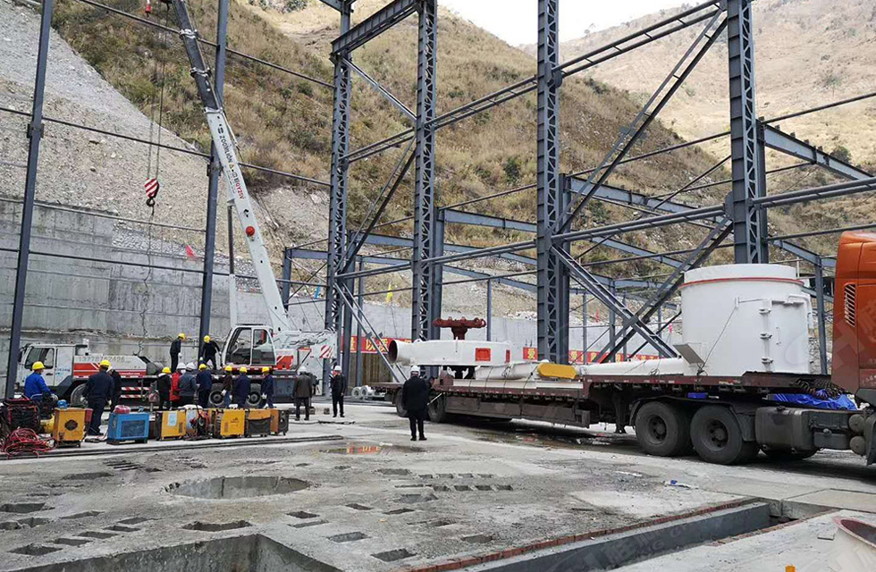 廣西桂林鴻程磨粉機(jī)董事長(zhǎng)容棟國(guó)、總經(jīng)理林總親臨磨機(jī)安裝現(xiàn)場(chǎng)指導(dǎo)工作