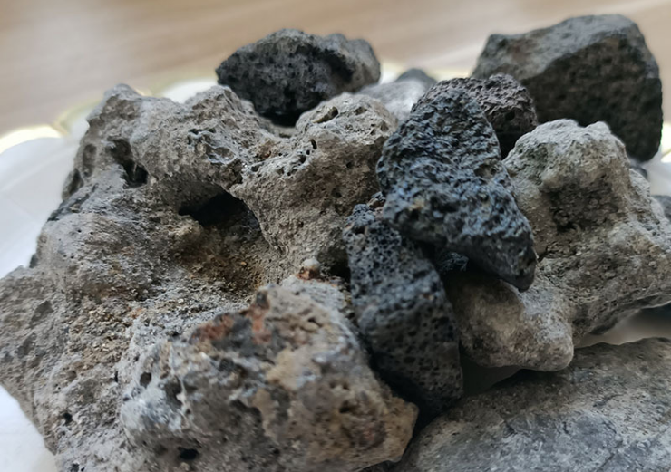 鋼鐵冶煉產(chǎn)生的高爐爐渣 鋼鐵冶煉產(chǎn)生的高爐爐渣