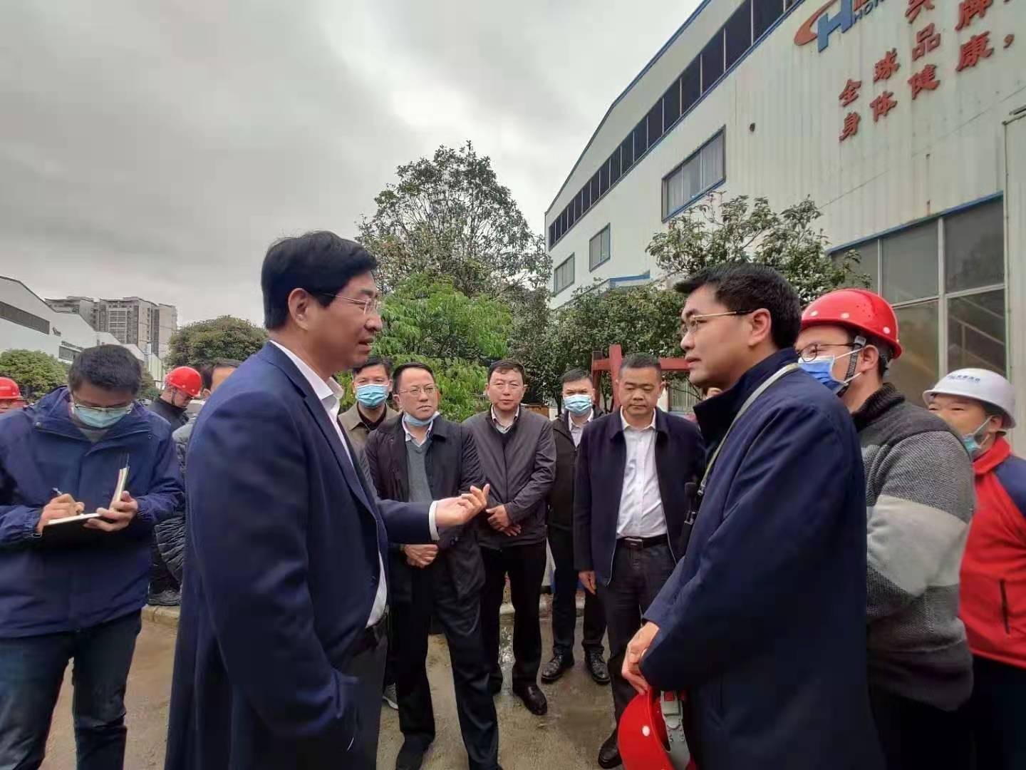 桂林市委書記周家斌書記，鐘洪常務(wù)副市長(zhǎng)等市委市政府，區(qū)委區(qū)政府領(lǐng)導(dǎo)一行開年第一站來到廣西桂林鴻程機(jī)械廠指導(dǎo)慰問