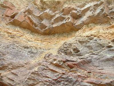 嫩泥，是一種土黃色，灰白色為主的雜色黏土